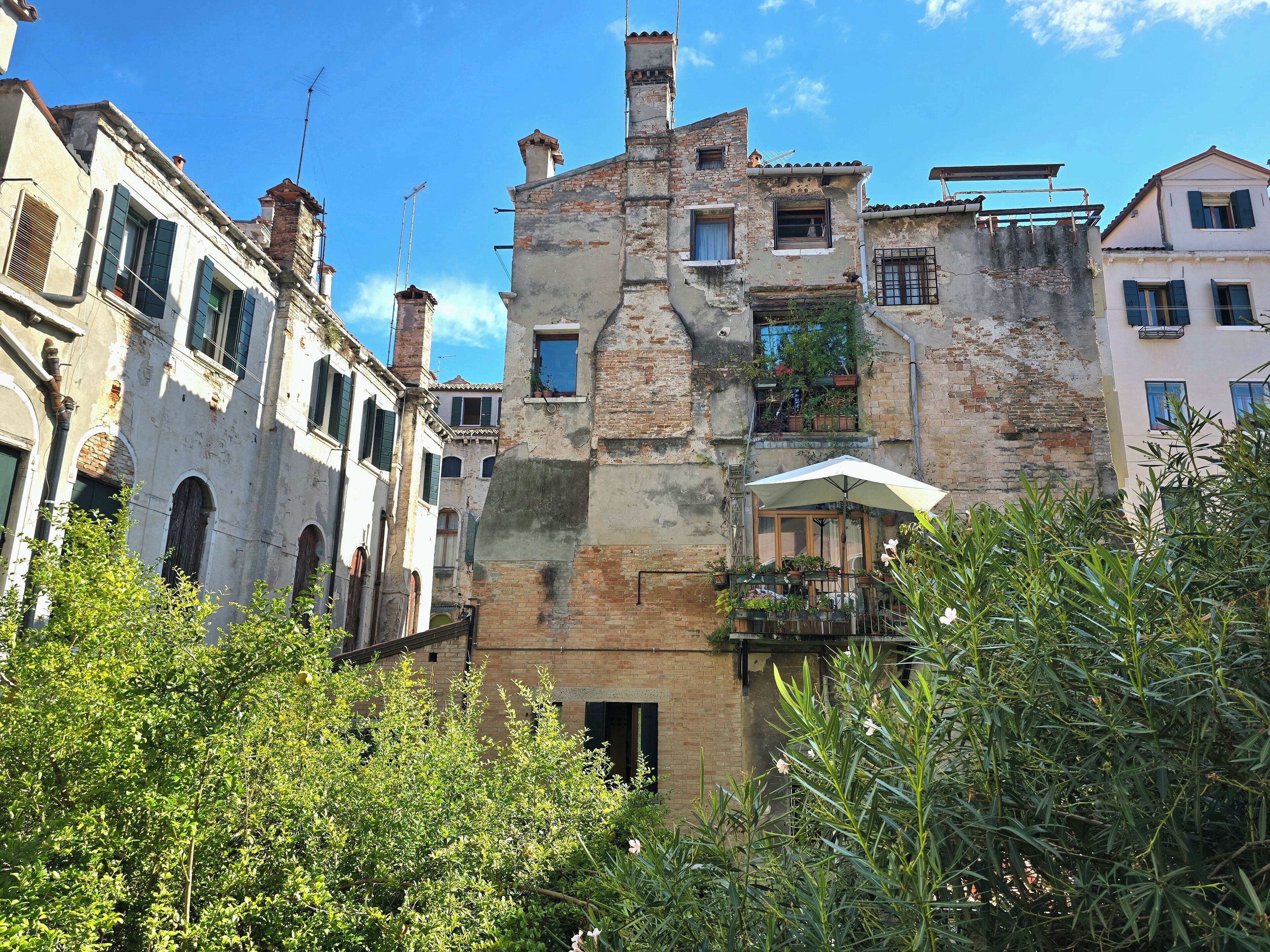 Premium bedding, free cribs/infant beds, free WiFi, bed sheets