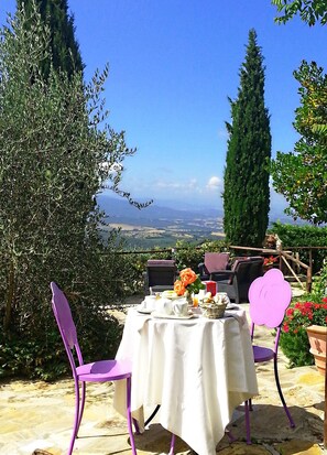 Breakfast, lunch, dinner served; local cuisine, pool views 