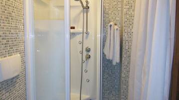 Dusche, Haartrockner, Handtücher