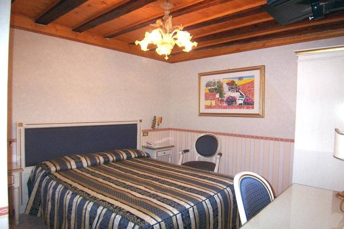 Double or Twin Room | In-room safe, desk, WiFi (surcharge)