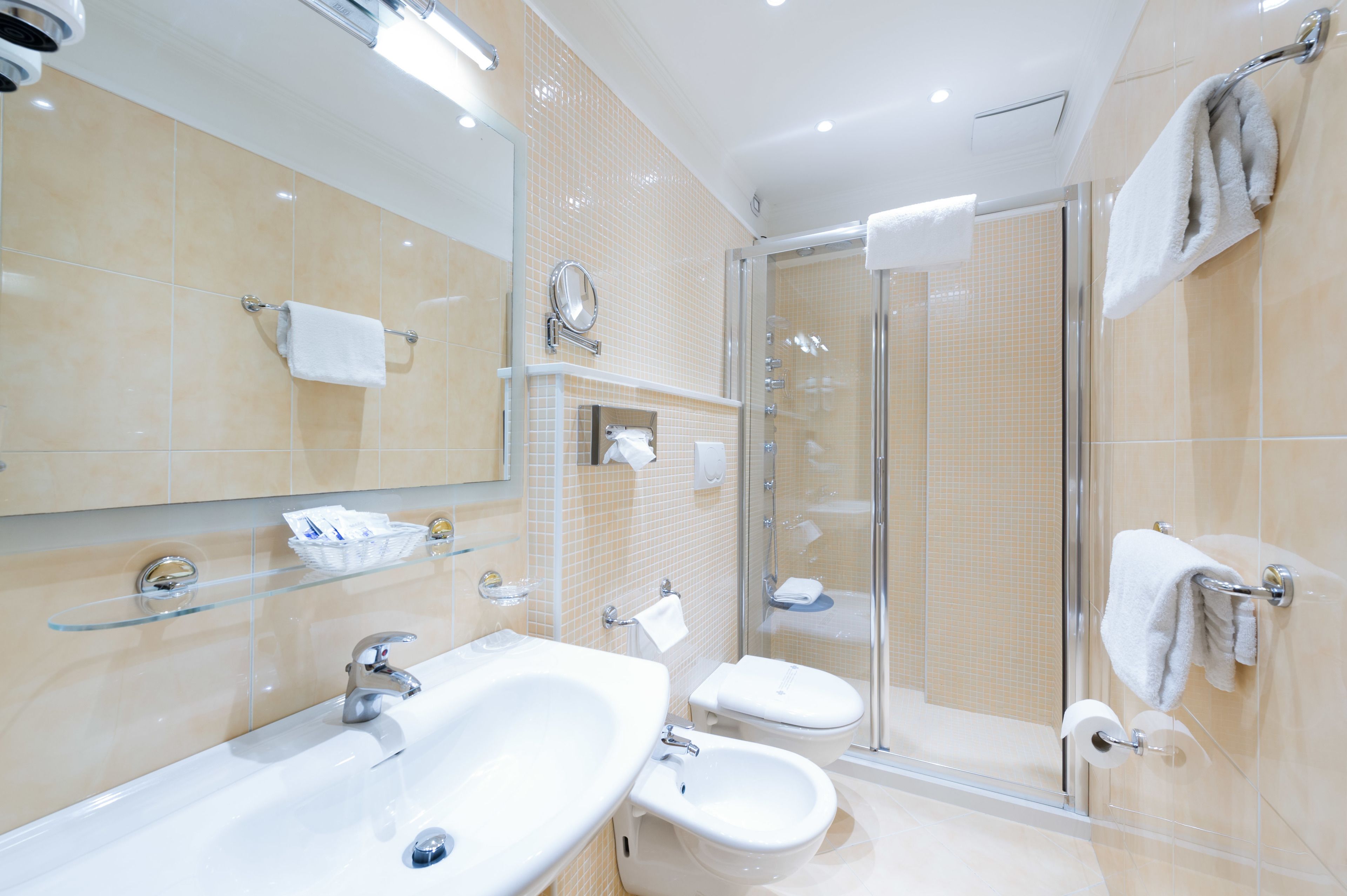 standard double room | bathroom | shower, rainfall showerhead, free toiletries, hair dryer