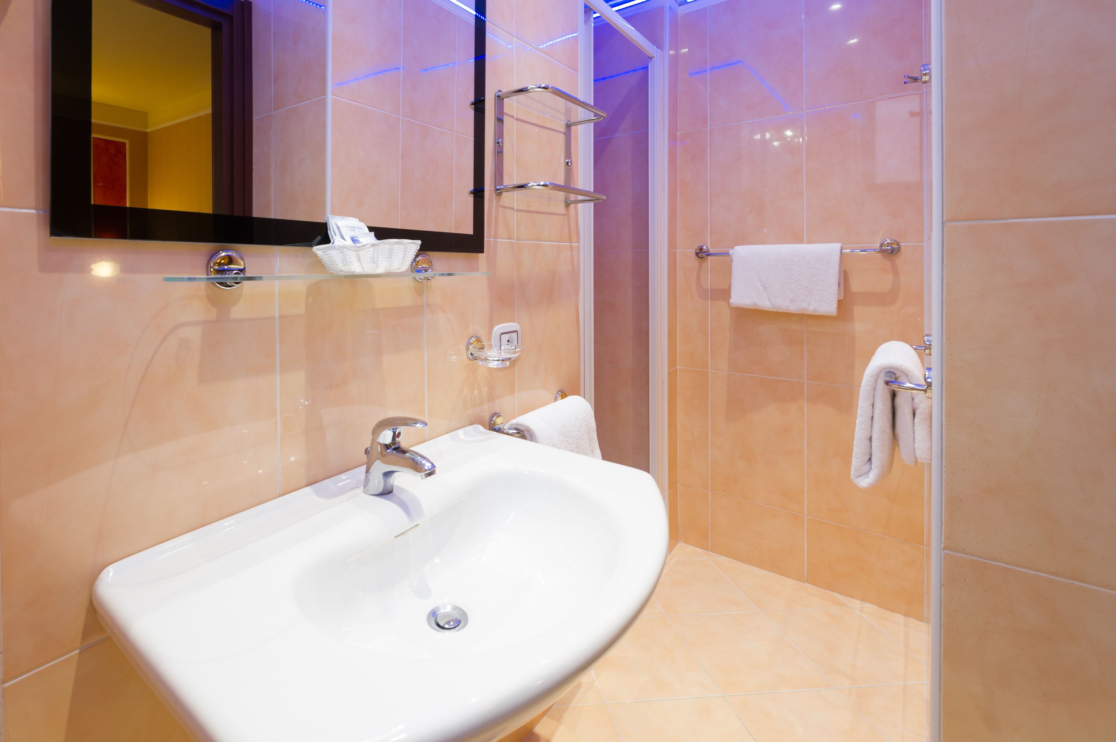single room | bathroom | shower, rainfall showerhead, free toiletries, hair dryer