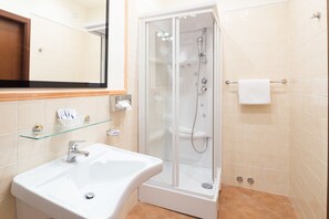 Quarto casal luxo | Comodidades do banheiro | Chuveiro, chuveiro com efeito de chuva, produtos de toalete grátis 