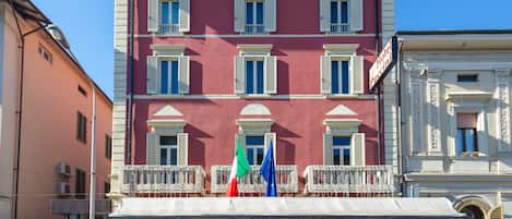 Vista frontal de la propiedad