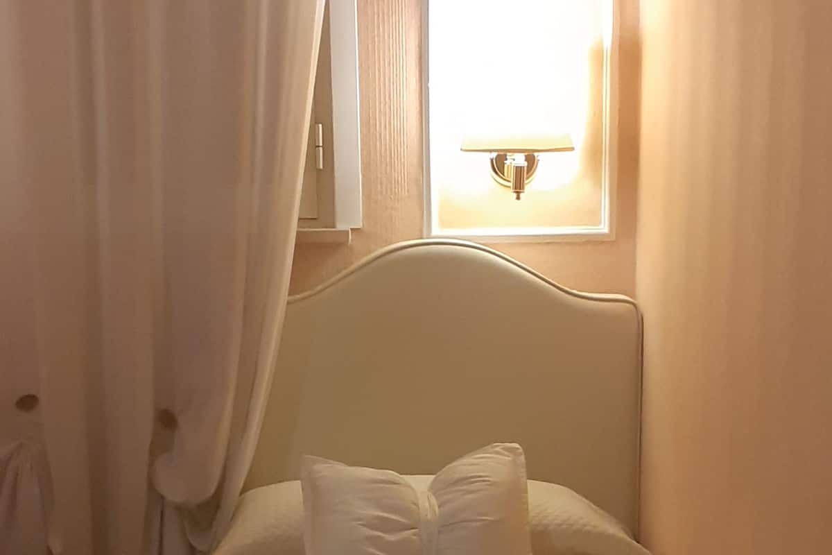 single room | egyptian cotton sheets, premium bedding, minibar, in-room safe