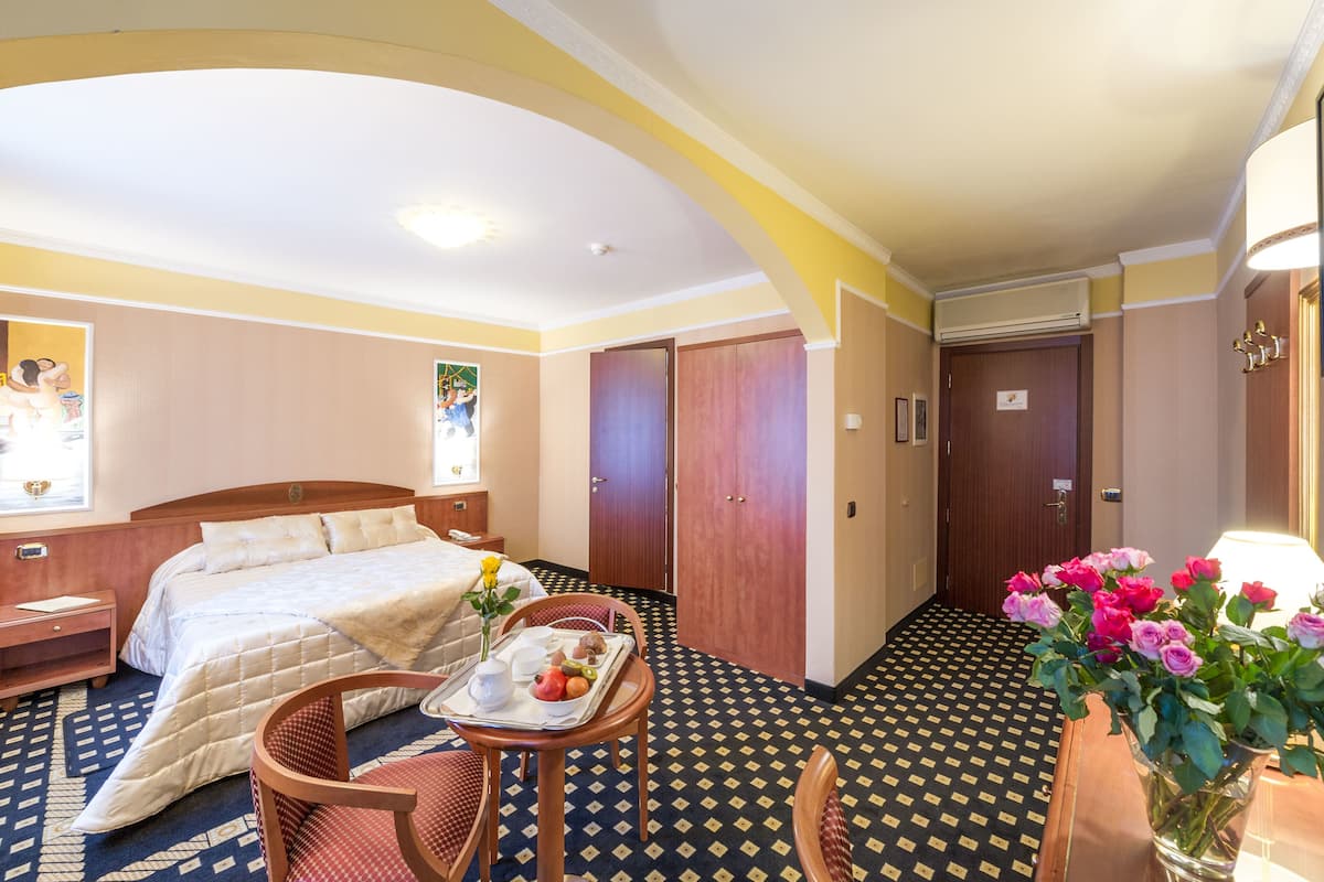 suite | egyptian cotton sheets, premium bedding, minibar, in-room safe