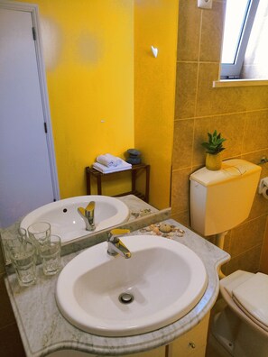 Departamento, 1 habitación | Baño | Amenidades de baño gratuitas y toallas 