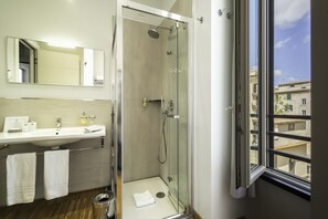 Kamar Triple | Kamar mandi | Kombinasi shower/bathtub dan perlengkapan mandi gratis