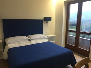 Een bureau, geluiddichte muren, een strijkplank/strijkijzer, gratis wifi