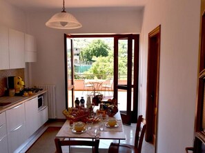 Fridge - Bed and Lemons (Piano di Sorrento)