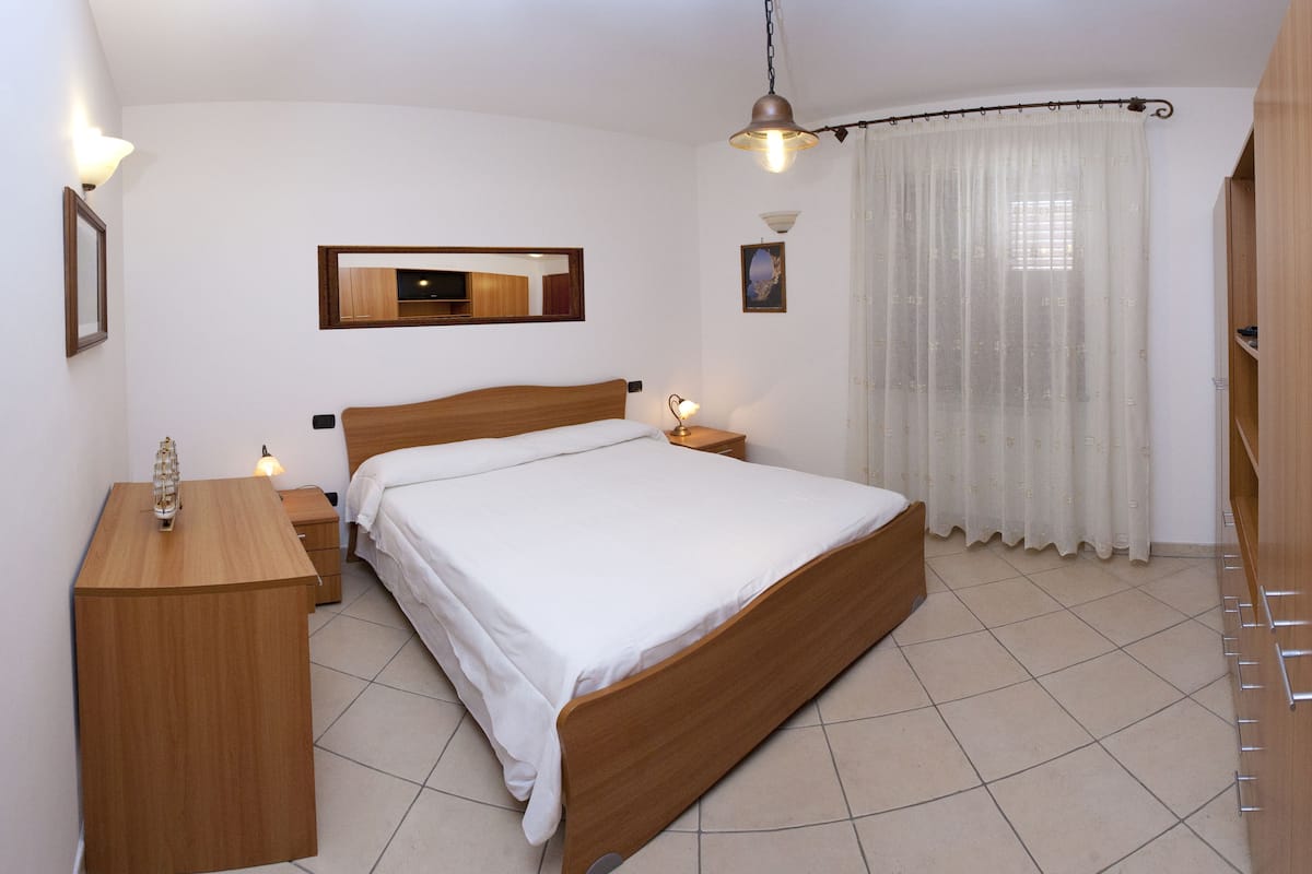 2 bedrooms, premium bedding, desk, laptop workspace