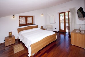 อพาร์ทเมนท์ (Venere) | เครื่องนอนระดับพรีเมียม, โต๊ะทำงาน, พื้นที่ทำงานแบบใช้แล็ปท็อป