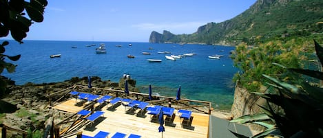 季节性开放的室外游泳池