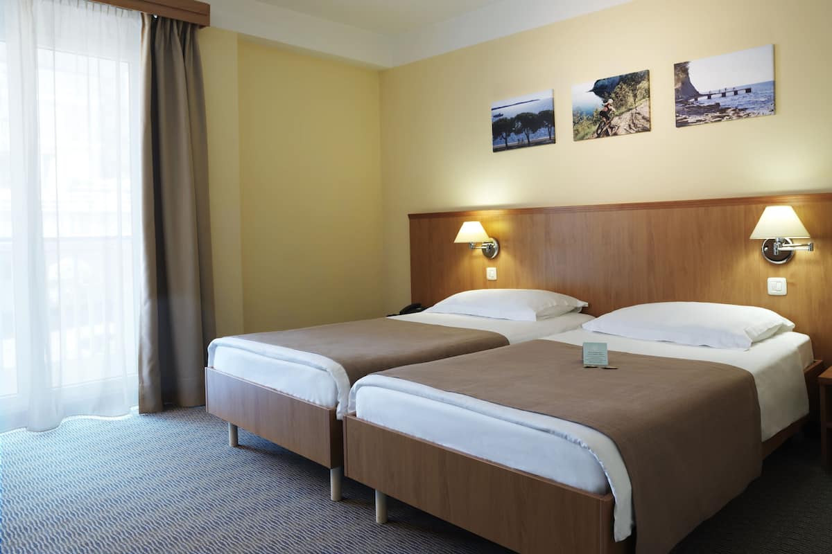 Minibar, in-room safe, desk, WiFi (free)