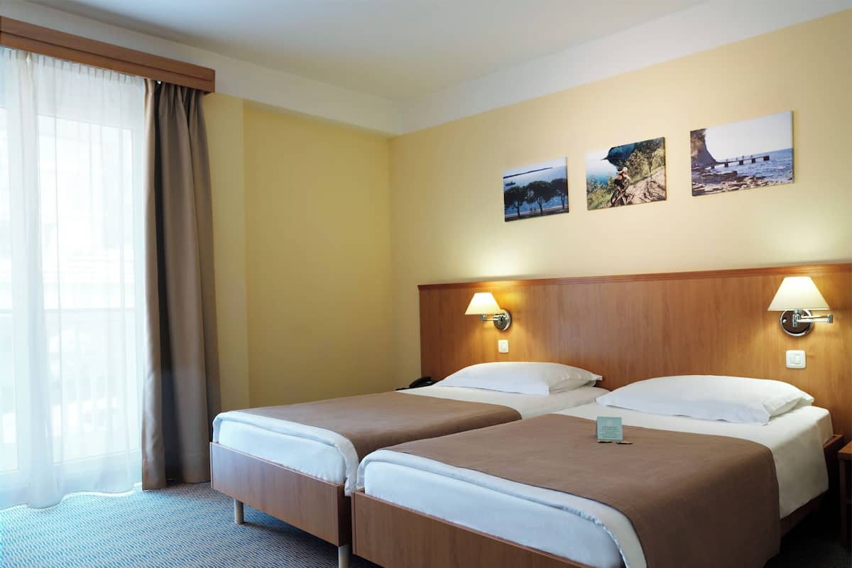 Minibar, in-room safe, desk, WiFi (free)