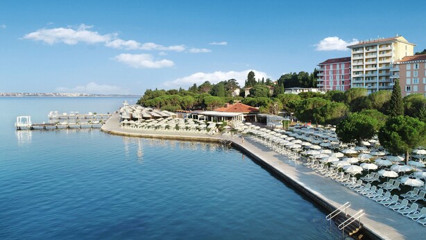 A waterfront hotel with outdoor seating and a poolside area. - Hotel Neptun – Lifeclass Hotels & Spa, Portorož (Piran)