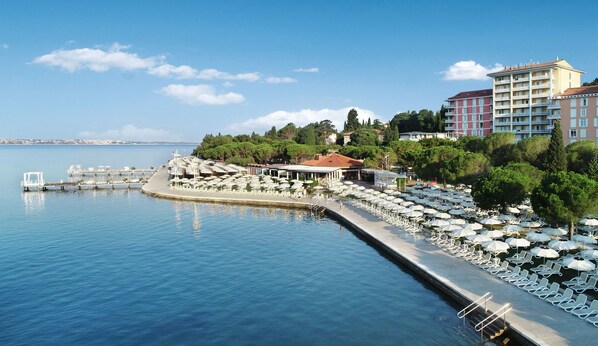 Private beach nearby, beach massages - Hotel Neptun – Lifeclass Hotels & Spa, Portorož (Piran)