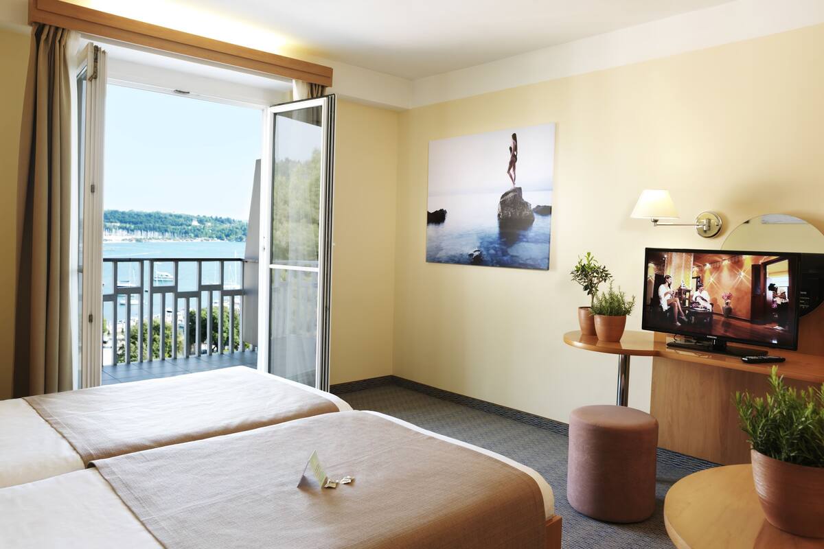 double or twin room, sea view | 1 bedroom, minibar, in-room safe, desk
