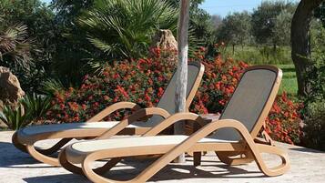Piscine extérieure, parasols de plage, chaises longues