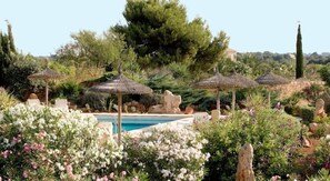 Außenpool, Sonnenschirme, Liegestühle