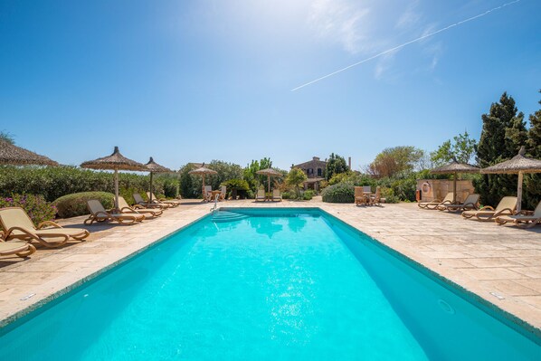 Piscine extérieure, parasols de plage, chaises longues