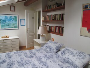 Triple Room | Down duvets, blackout curtains, free WiFi, bed sheets