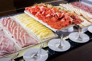 A buffet with various meats and cheeses. - Hotel Riviera - LifeClass Hotels & Spa (Piran)