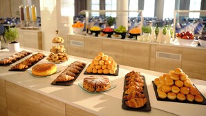 Ein Buffet mit verschiedenen Gebäcken und Früchten.