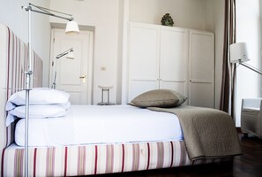 Superior Room, 1 Double or 2 Twin Beds, Sea View | Minibar, in-room safe, desk, laptop workspace - L'Approdo delle Sirene (Syracuse)