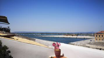 Quarto panorâmico | Frigobar, cofres nos quartos, escrivaninha