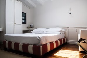 Minibar, Zimmersafe, Schreibtisch, laptopgeeigneter Arbeitsplatz