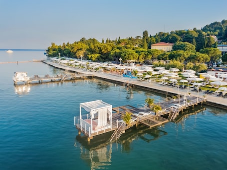 Playa privada cerca, sombrillas, toallas de playa y masajes en la playa. Hotel Slovenija – Lifeclass Hotels & Spa, Portorož