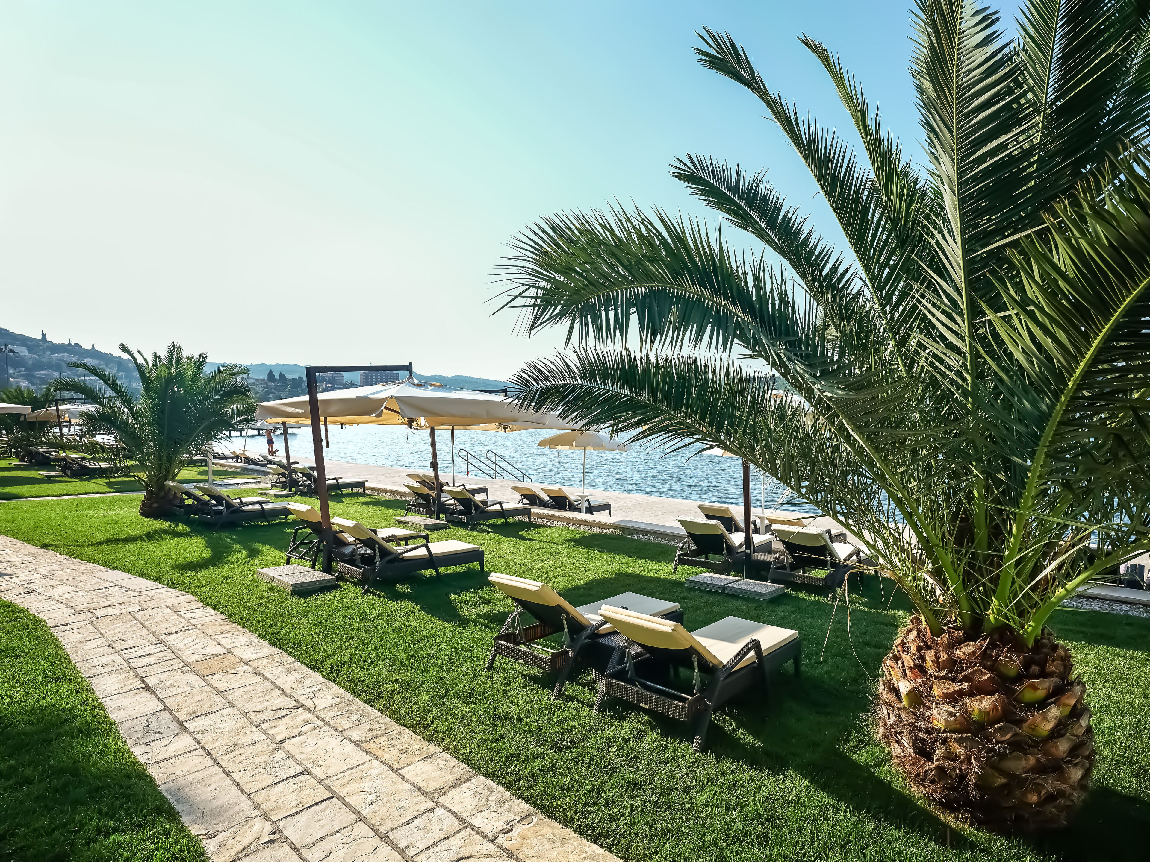 Privéstrand vlakbij, parasols, strandlakens, massage op het strand