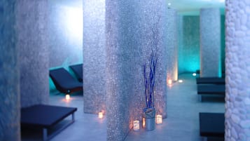 Salas de tratamiento para parejas, un sauna, una bañera de hidromasaje