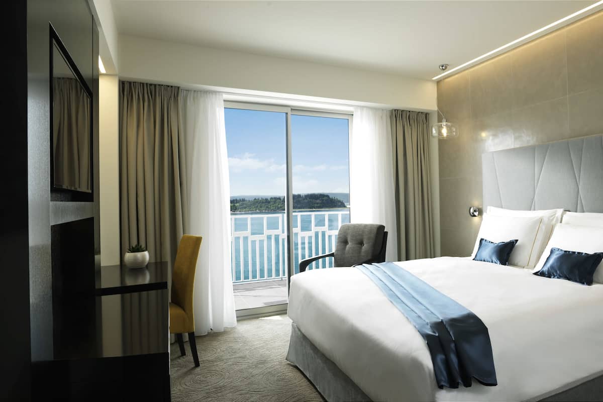 5 bedrooms, premium bedding, minibar, in-room safe