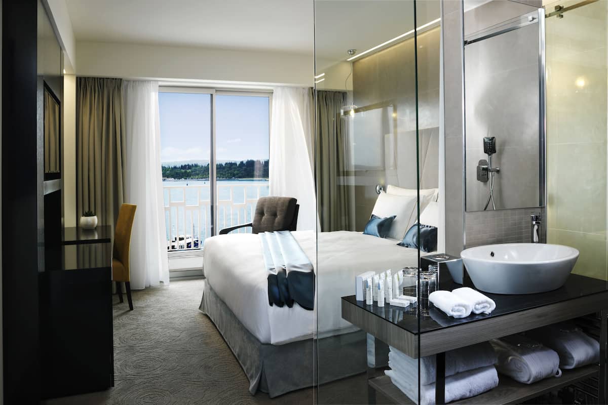 1 bedroom, premium bedding, minibar, in-room safe