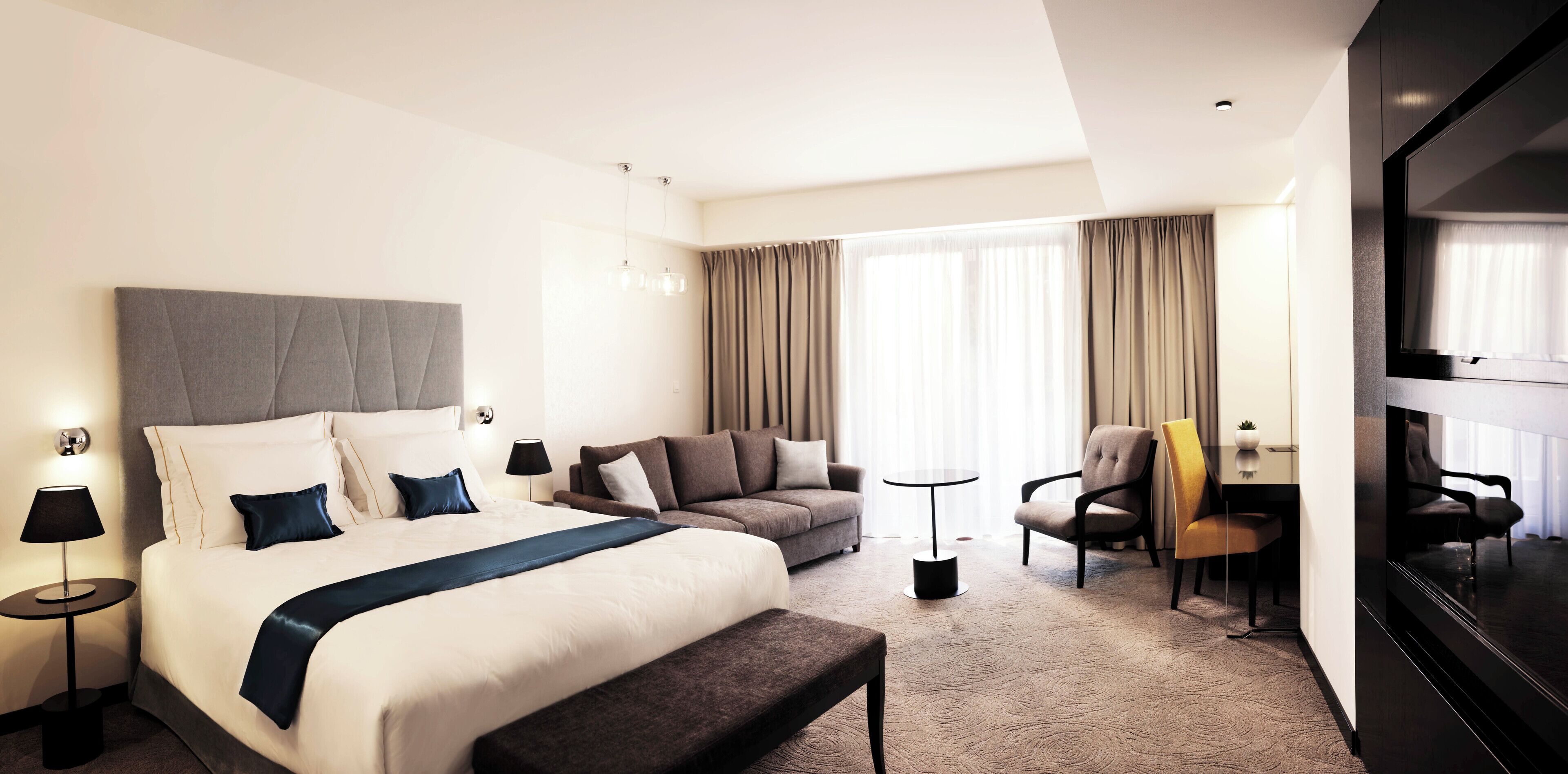 5 bedrooms, premium bedding, minibar, in-room safe