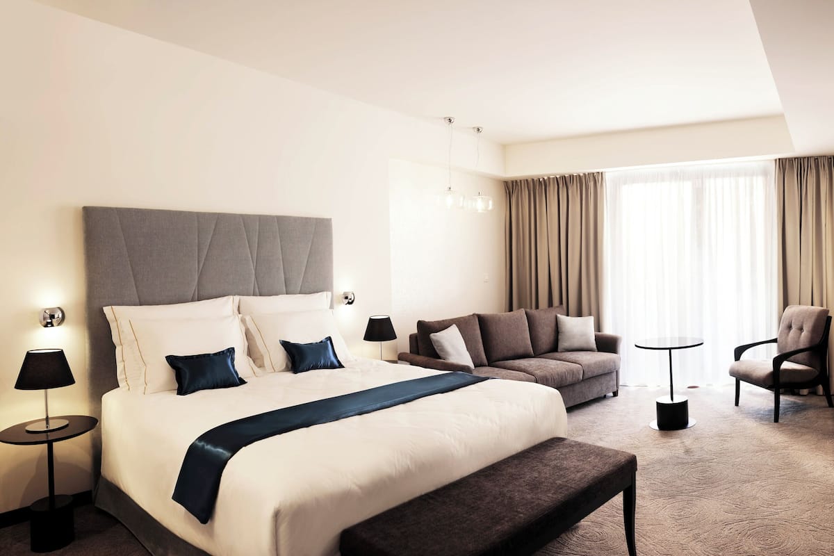 5 bedrooms, premium bedding, minibar, in-room safe