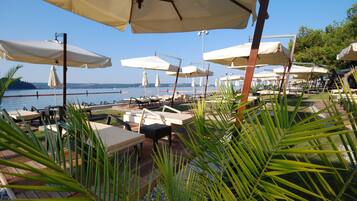 Privatstrand in der Nähe, Sonnenschirme, Strandtücher