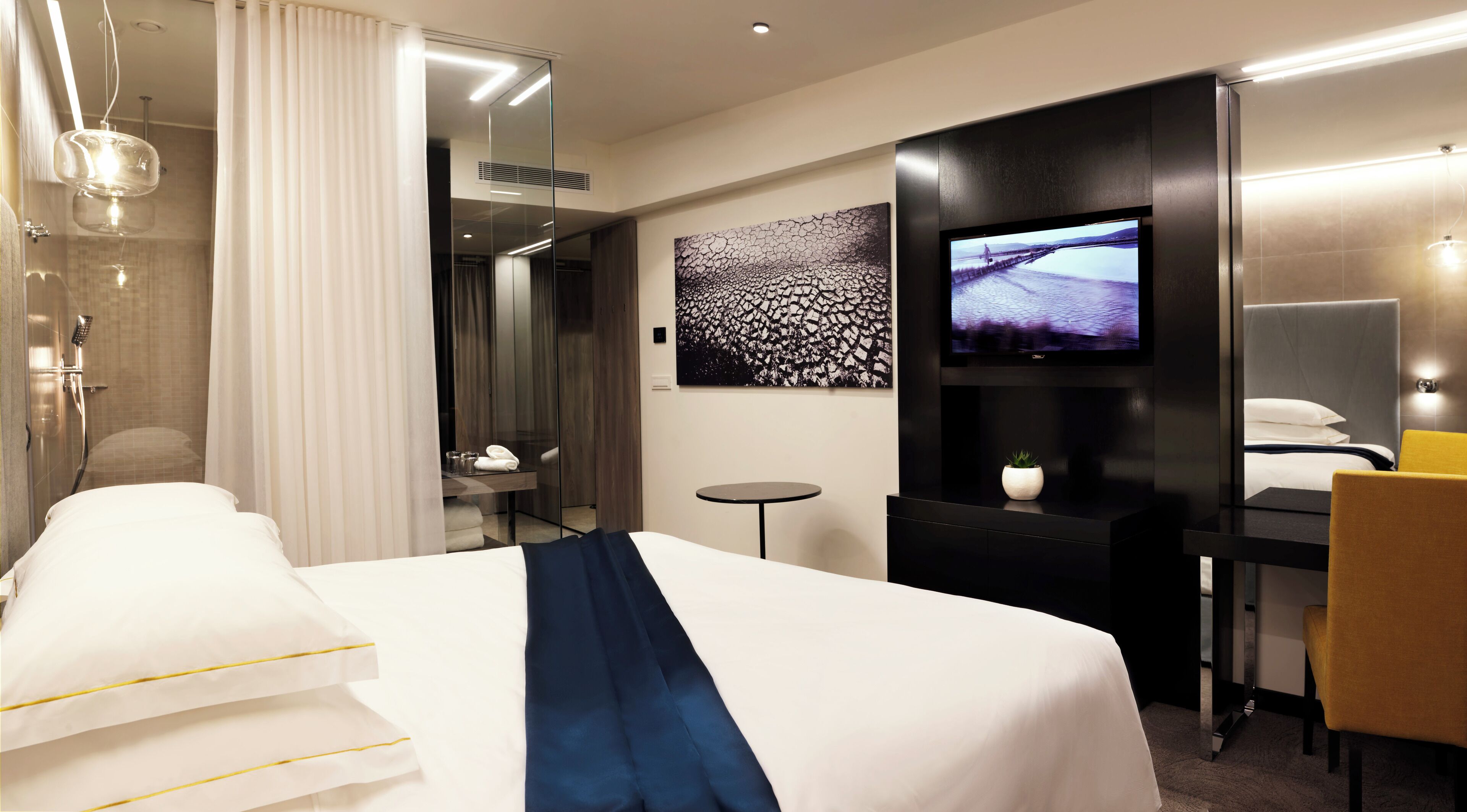 5 bedrooms, premium bedding, minibar, in-room safe