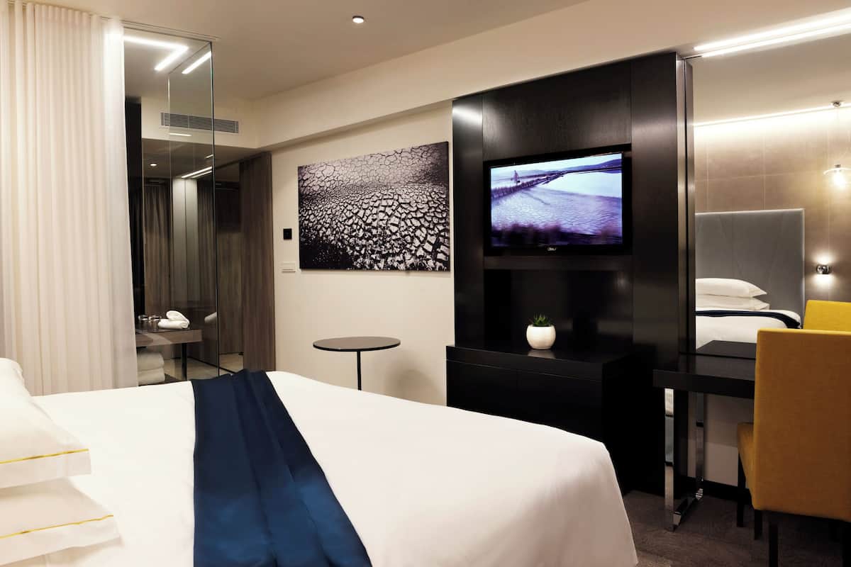 5 bedrooms, premium bedding, minibar, in-room safe