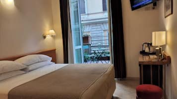Quarto casal, sacada | Roupas de cama premium, frigobar, cofres nos quartos, escrivaninha