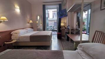 Quarto triplo, sacada | Roupas de cama premium, frigobar, cofres nos quartos, escrivaninha