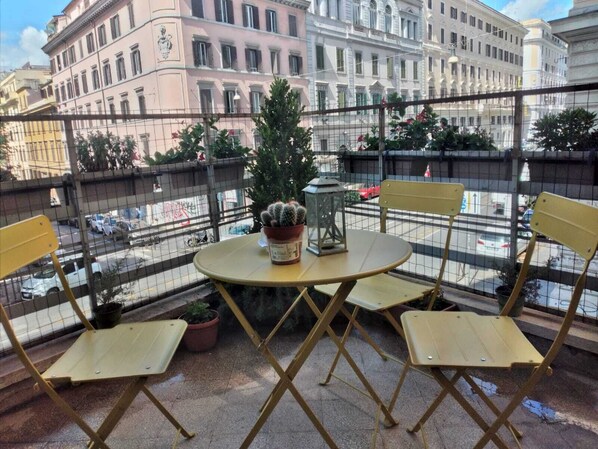 Chambre Triple, balcon | Terrasse/Patio