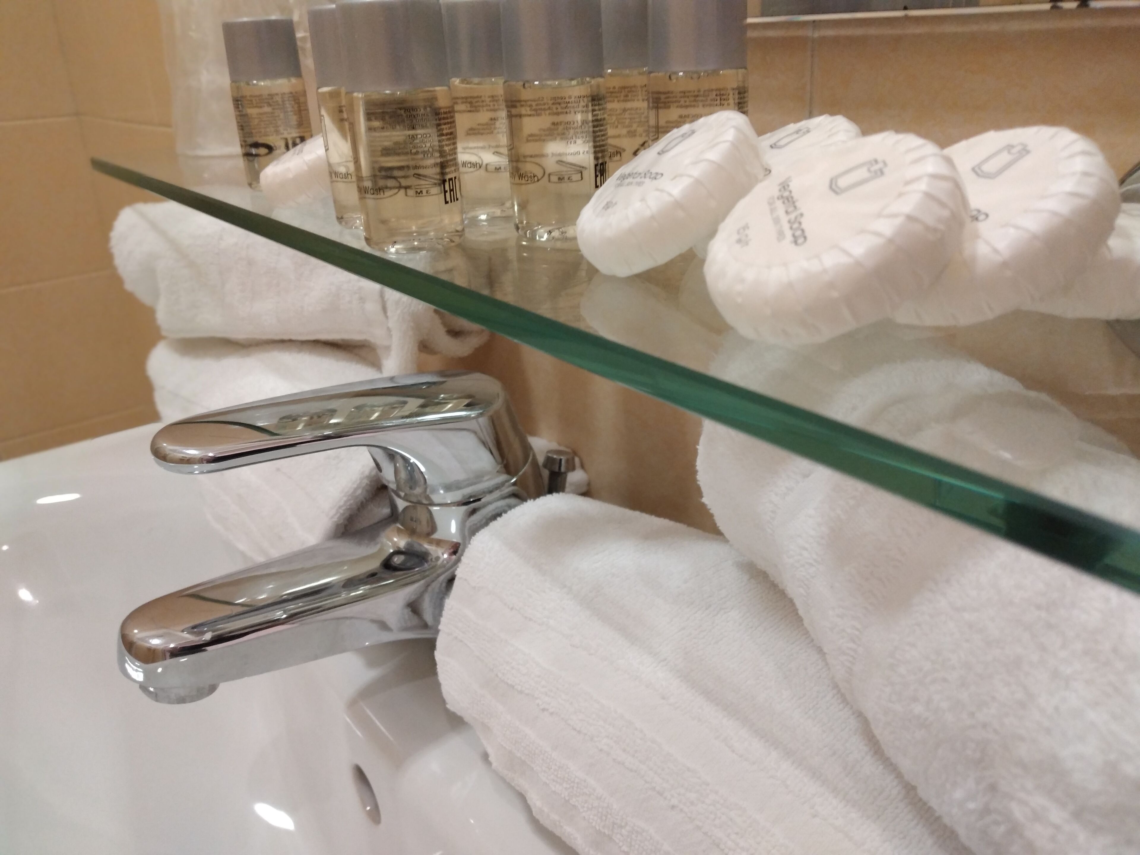 camera quadrupla | bathroom | deep-soaking bathtub, free toiletries, hair dryer, slippers