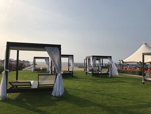 White sand, beach cabanas, sun loungers, beach umbrellas - Oasis Lagoon Estate (Venice)