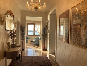 Télévision de 32 pouces avec chaînes par satellite, lecteur de DVD