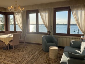 32-inch TV with satellite channels, DVD player - Oasis Lagoon Estate (Venice)