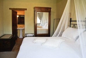 Minibar, escritorio, tabla de planchar con plancha y wifi gratis 