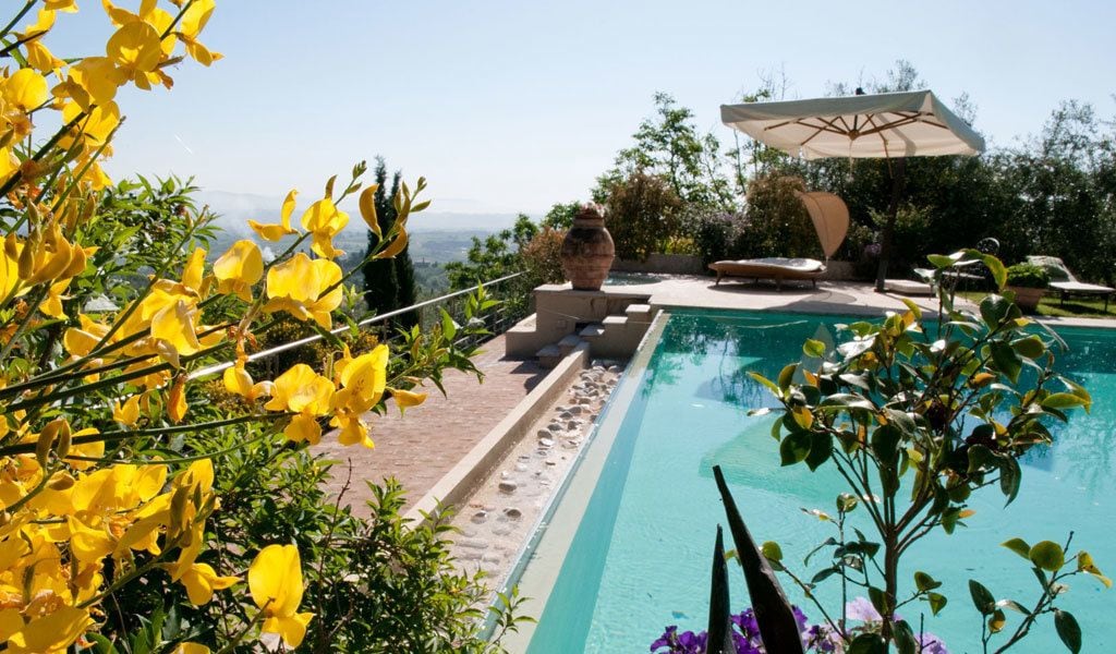 Piscina all'aperto, ombrelloni da piscina, lettini